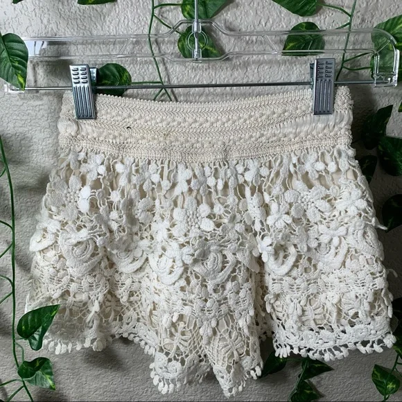 Off-white Lace Shorts - Picture 4 of 4
